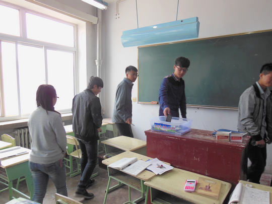 无手机课堂一：同学们上课前依次将手机放入收纳箱