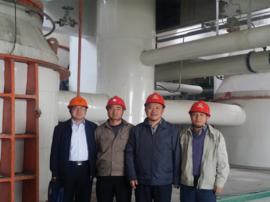 与优秀校友在金昱元化工集团装置前合影