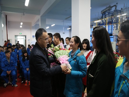 参赛师生接受献花
