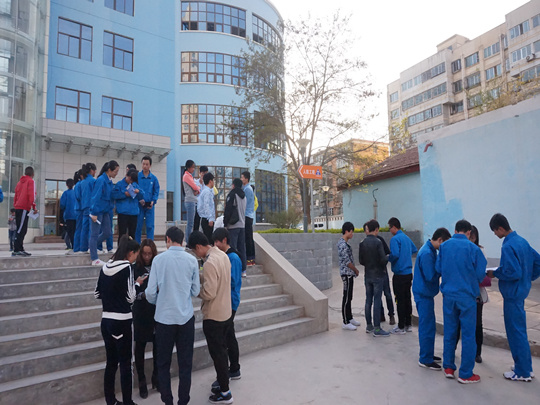 指导老师与学生交流现场